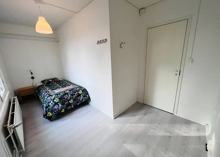 10 Single House Near Meyer Huoneisto